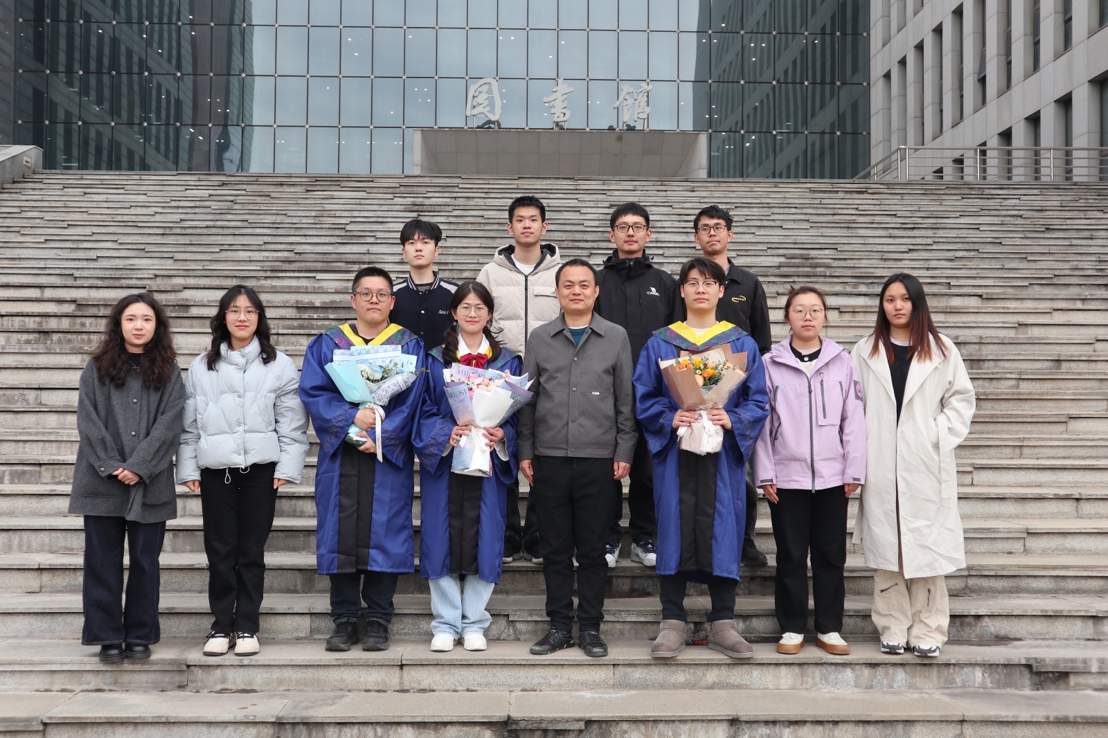 2025-03-28 硕士毕业留念-图书馆.jpg 2025-03-28 硕士毕业留念-图书馆.jpg